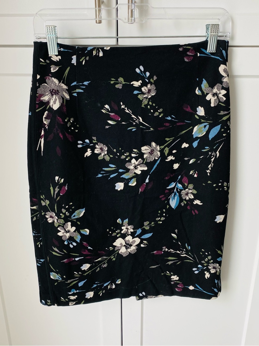 White Houseblack market womens size 6 floral pencil skirt